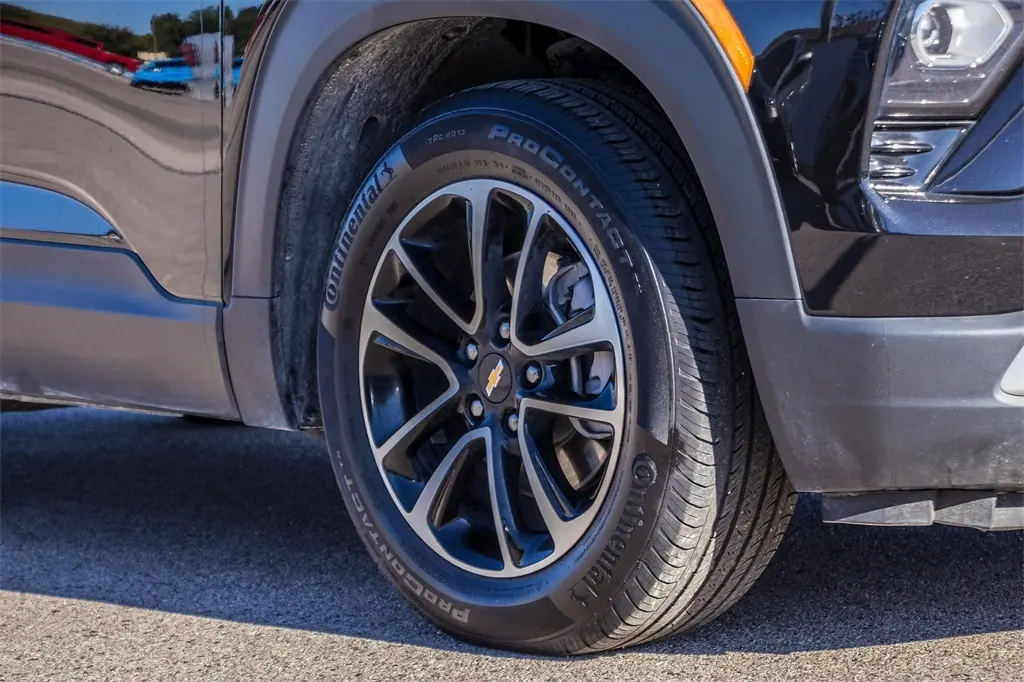 2025 Chevrolet Trailblazer LT photo 2