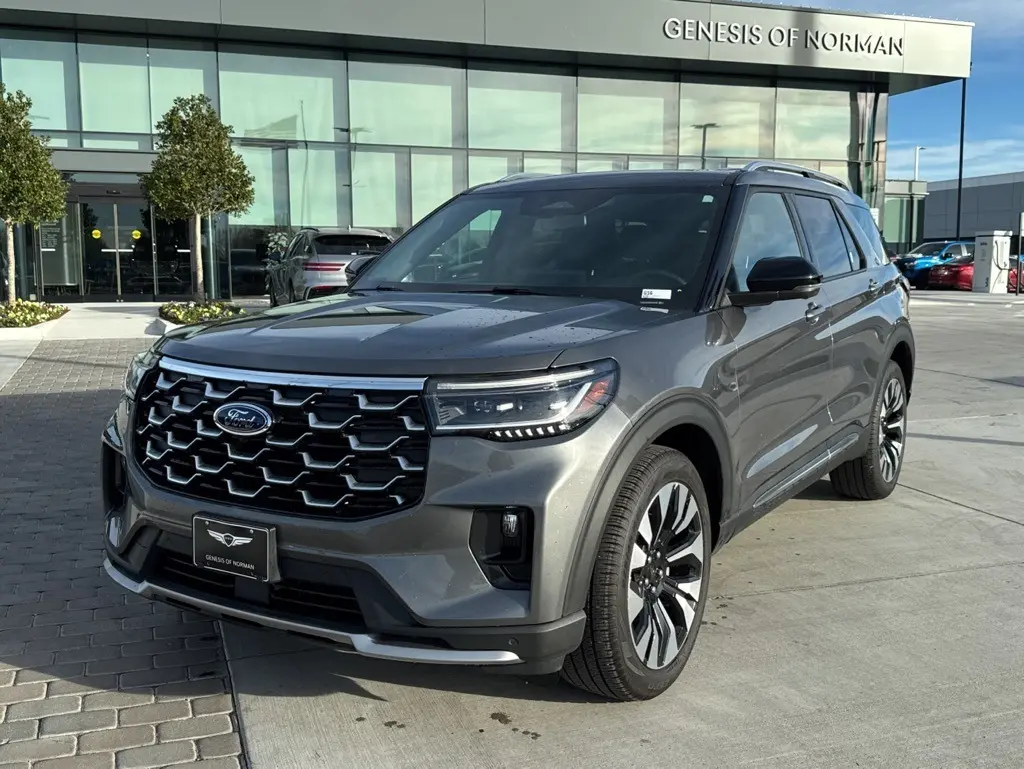 2025 Ford Explorer Platinum's photo