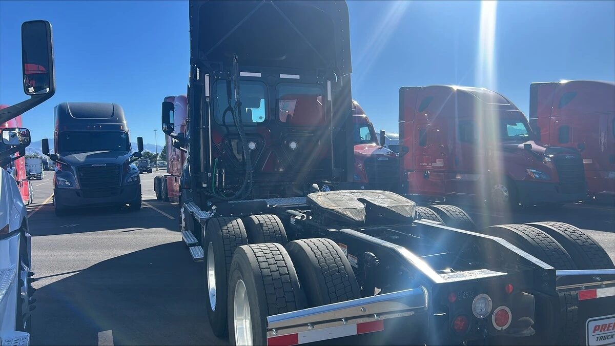 2023 Freightliner Cascadia — photo 2