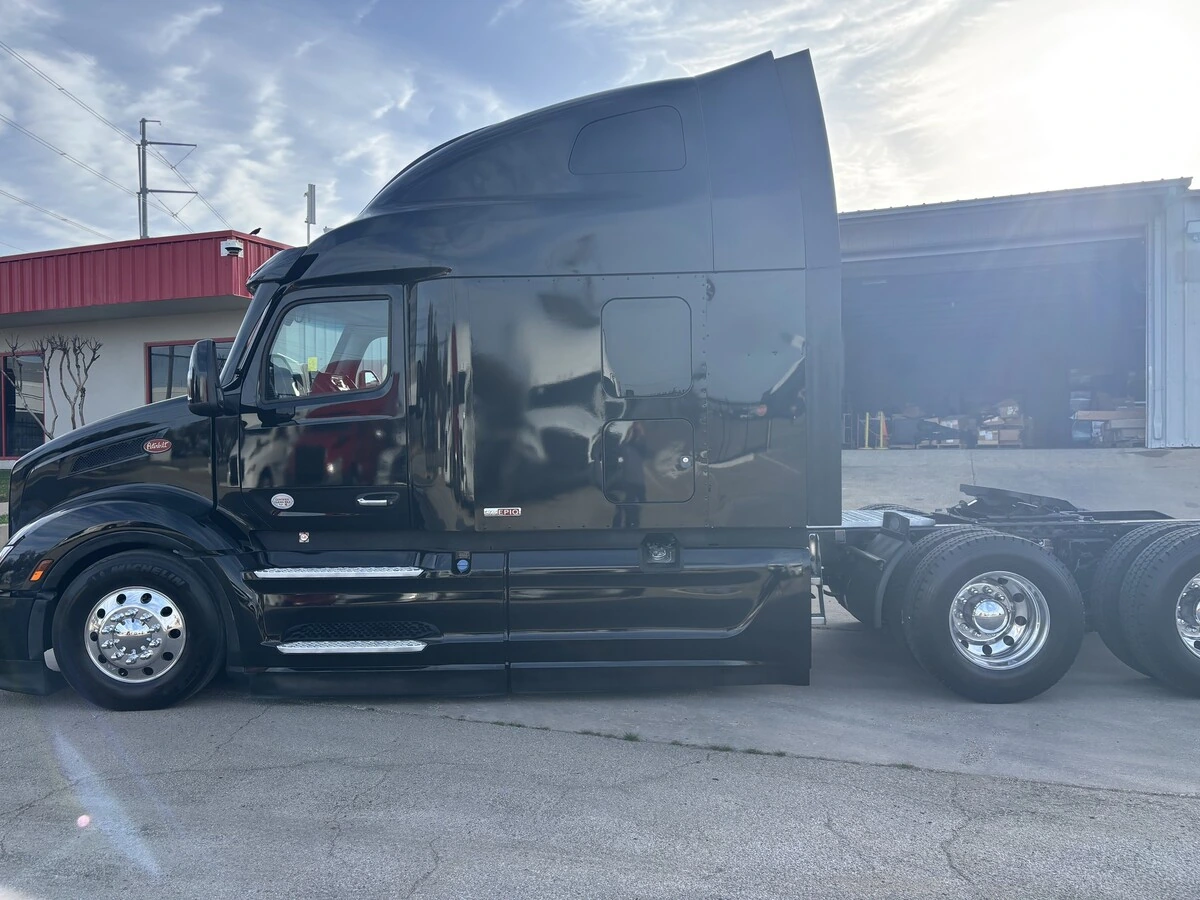 2023 Peterbilt 579 - image 9