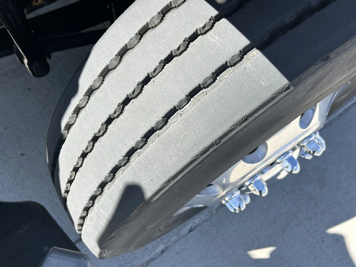 2016 Freightliner Cascadia - image 13