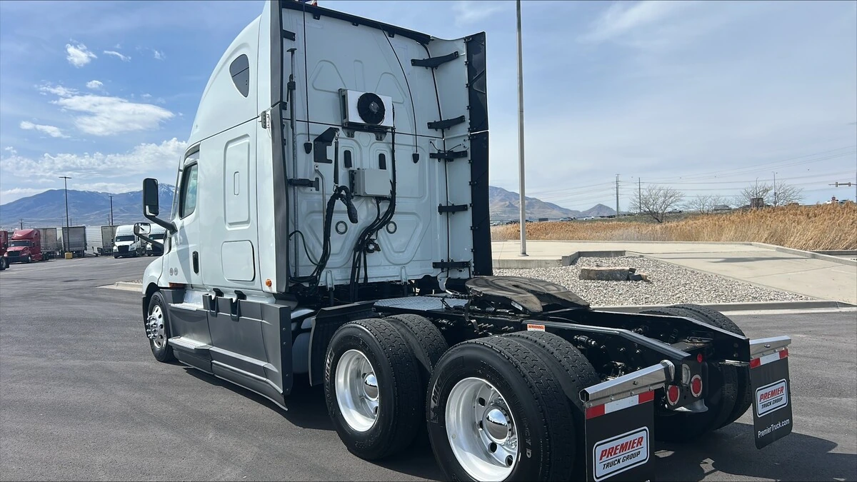 2022 Freightliner Cascadia - image 6