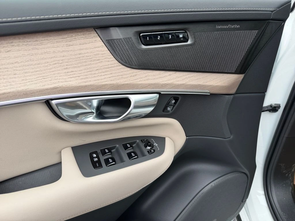 2026 Volvo - image 13