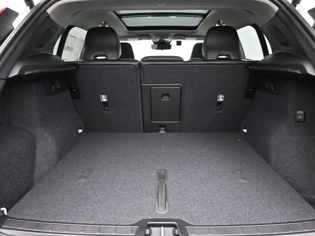 2025 Volvo - image 26