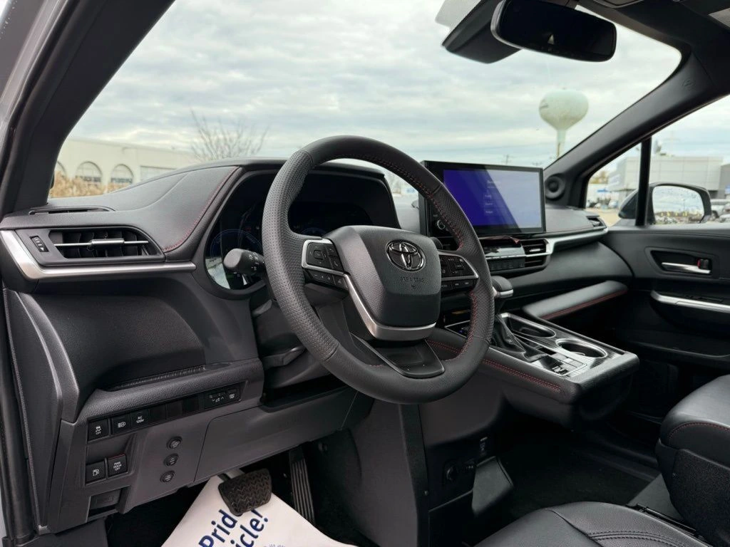 2025 Toyota Sienna XSE - Photo 35