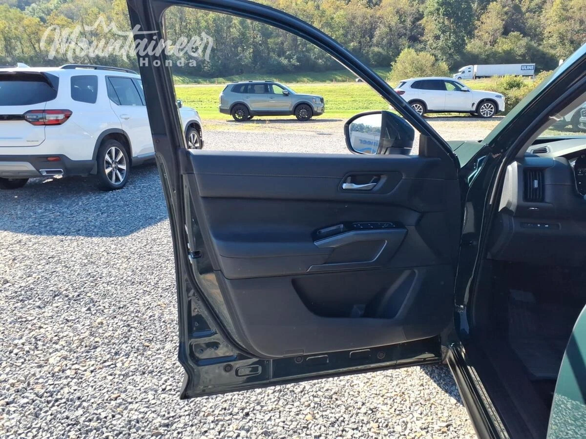2025 Nissan Pathfinder SL - Photo 13