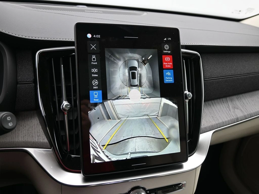 2026 Volvo - image 13