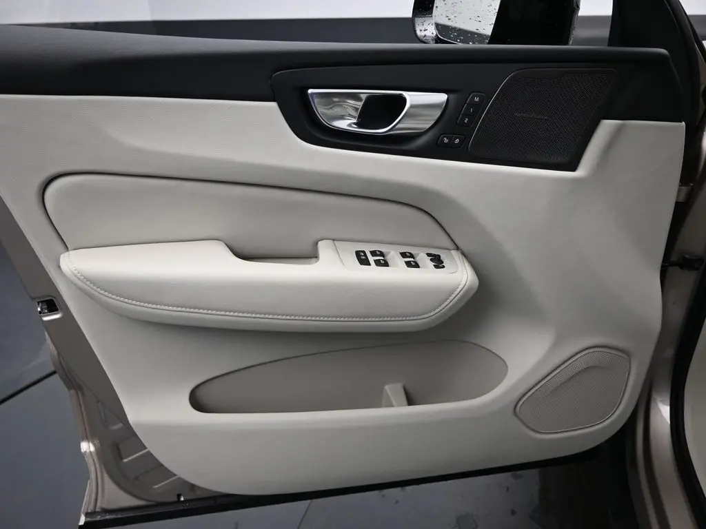 2026 Volvo - image 23