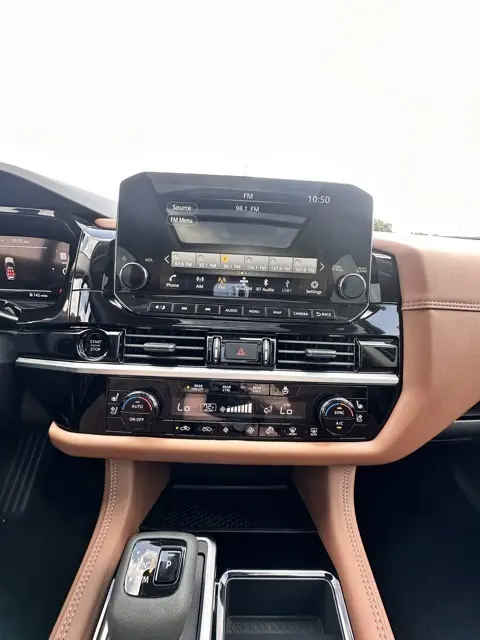 2025 Nissan Pathfinder Platinum photo 8