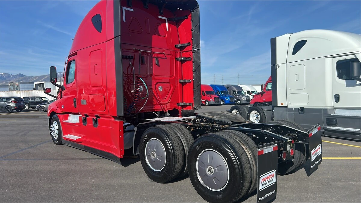 2022 Freightliner Cascadia - image 3