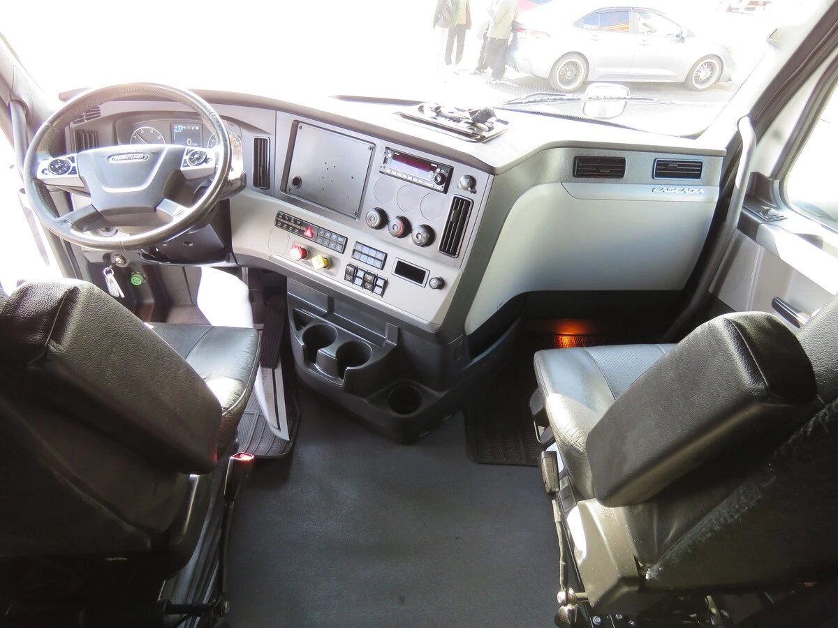 2022 Freightliner Cascadia - image 19