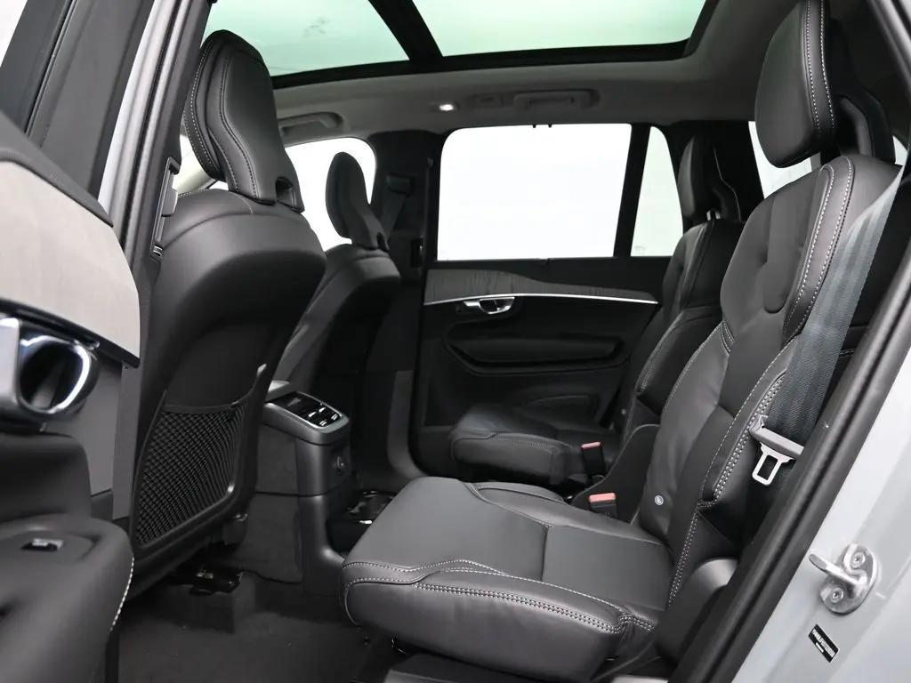 2025 Volvo - image 26