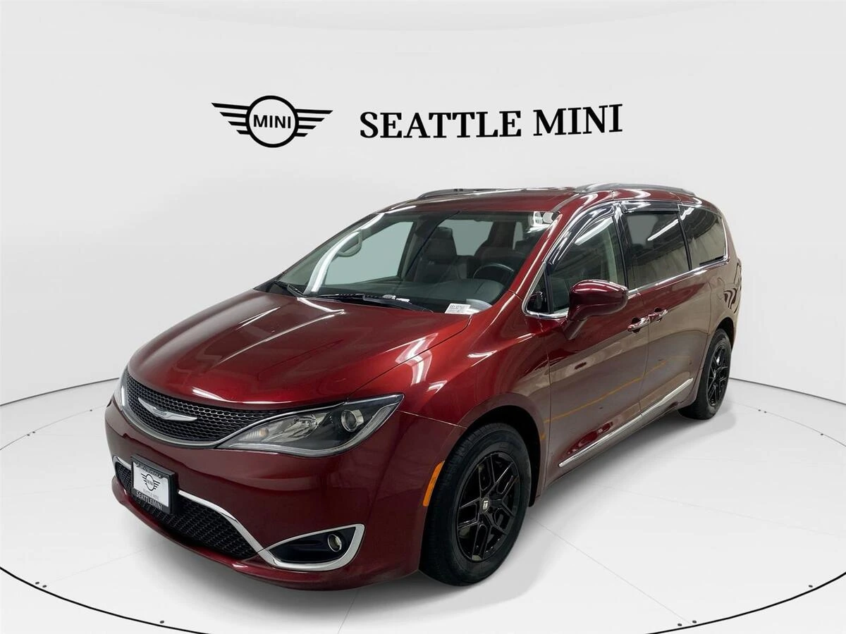 2017 Chrysler Pacifica Touring-L's photo