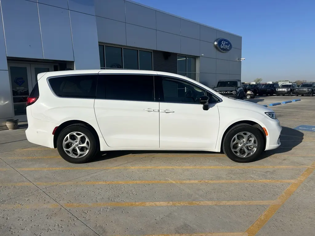 Used 2024 Chrysler Pacifica Limited with VIN 2C4RC3GG2RR127791 for sale in Clay Center, KS