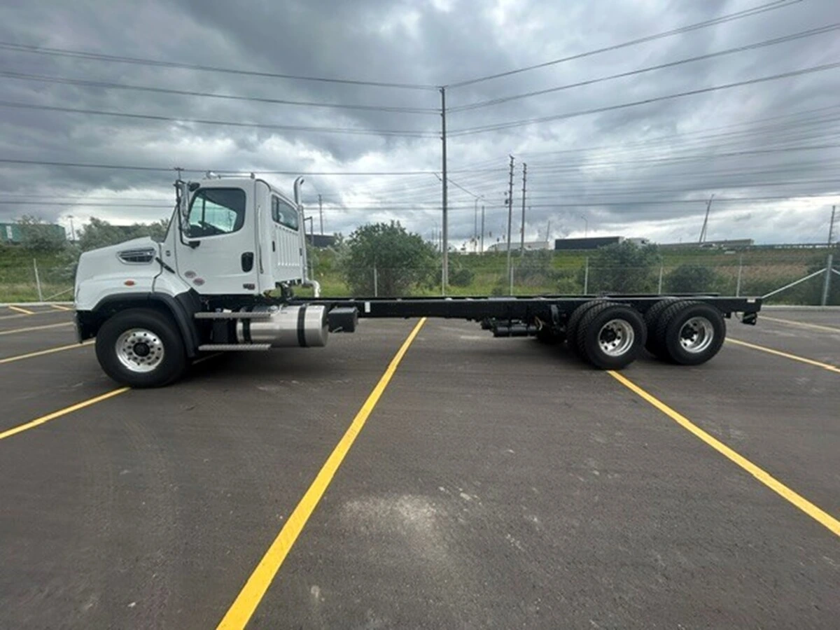 2027 Freightliner 114SD — photo 3