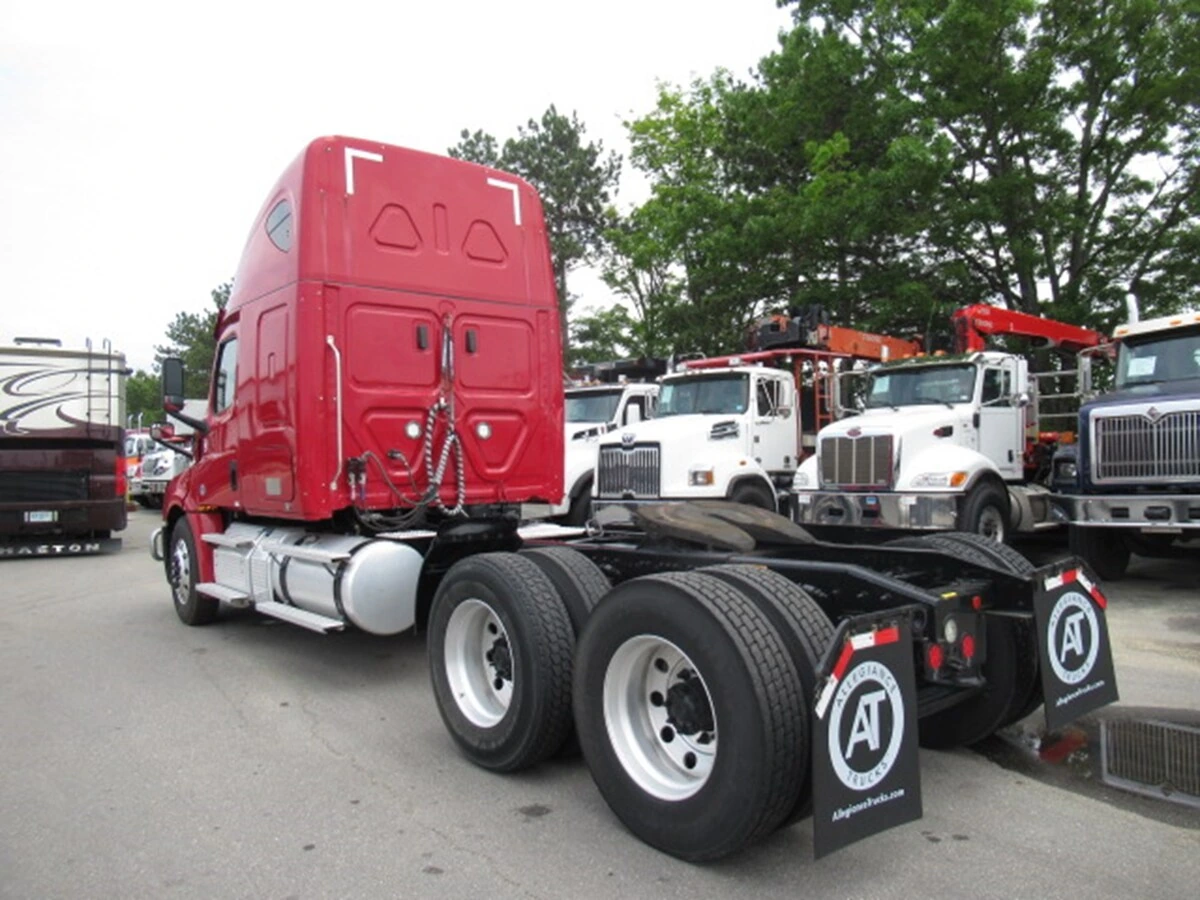 2020 Freightliner Cascadia - image 6
