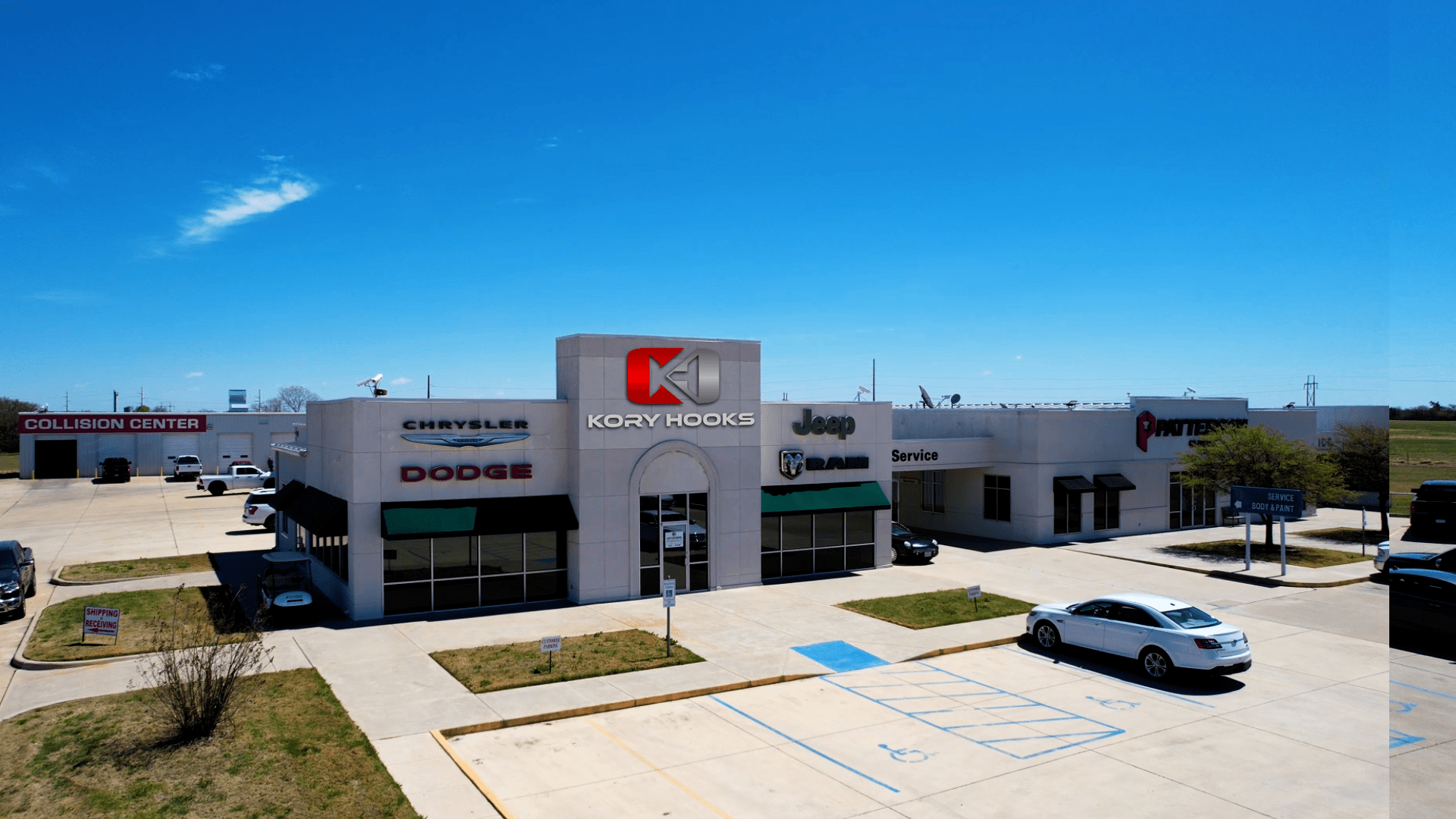 Fachada de Kory Hooks en Bowie, Texas, con los letreros de Chrysler, Dodge, Jeep y Ram