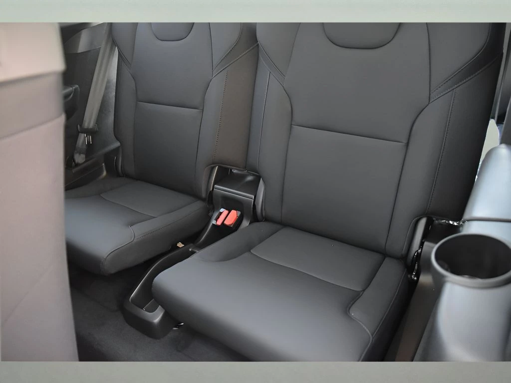 2026 Volvo - image 15