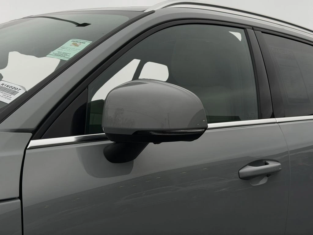 2025 Volvo - image 28