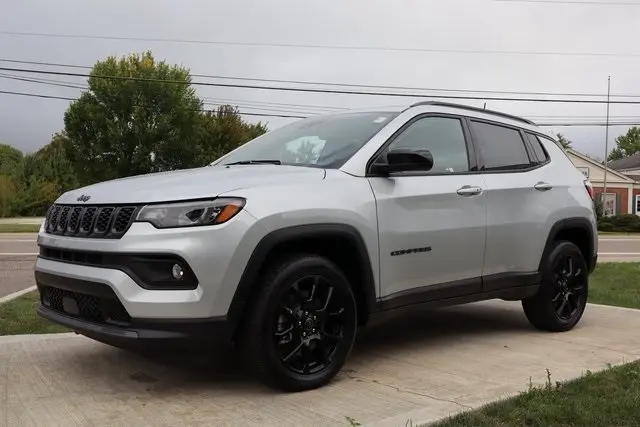 2025 Jeep Compass Latitude photo 3