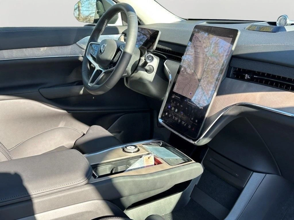 2025 Volvo - image 9