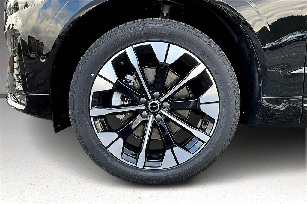 2026 Volvo - image 12