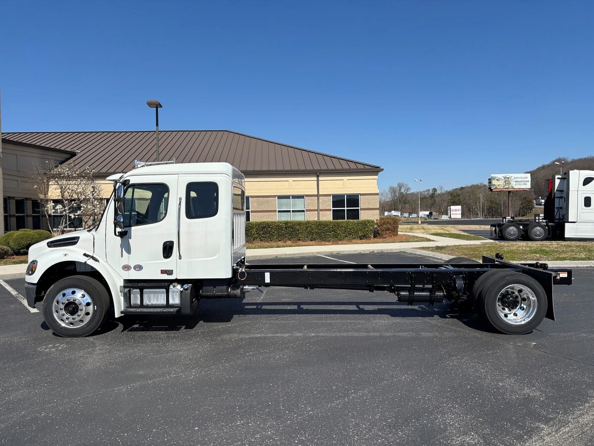 2025 Freightliner M2 106 in Fort Worth, TX — photo 8