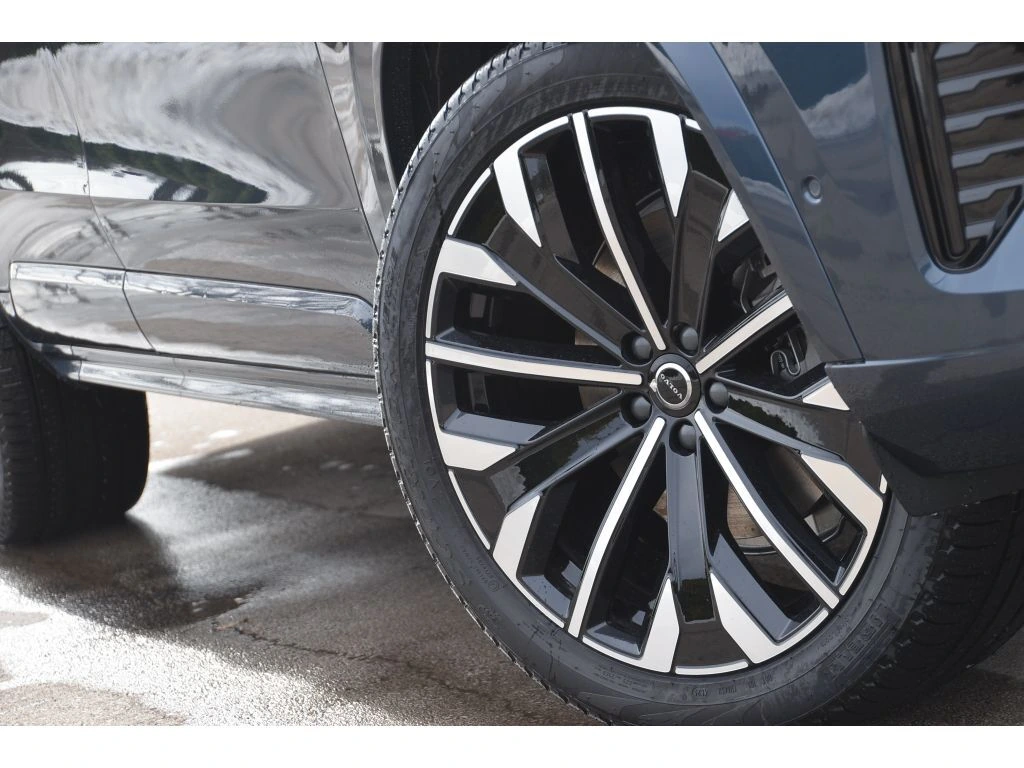 2026 Volvo - image 8