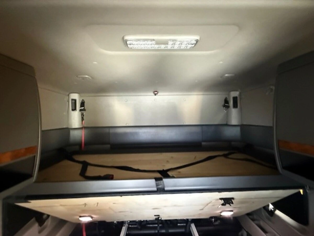 2022 International LT - image 10