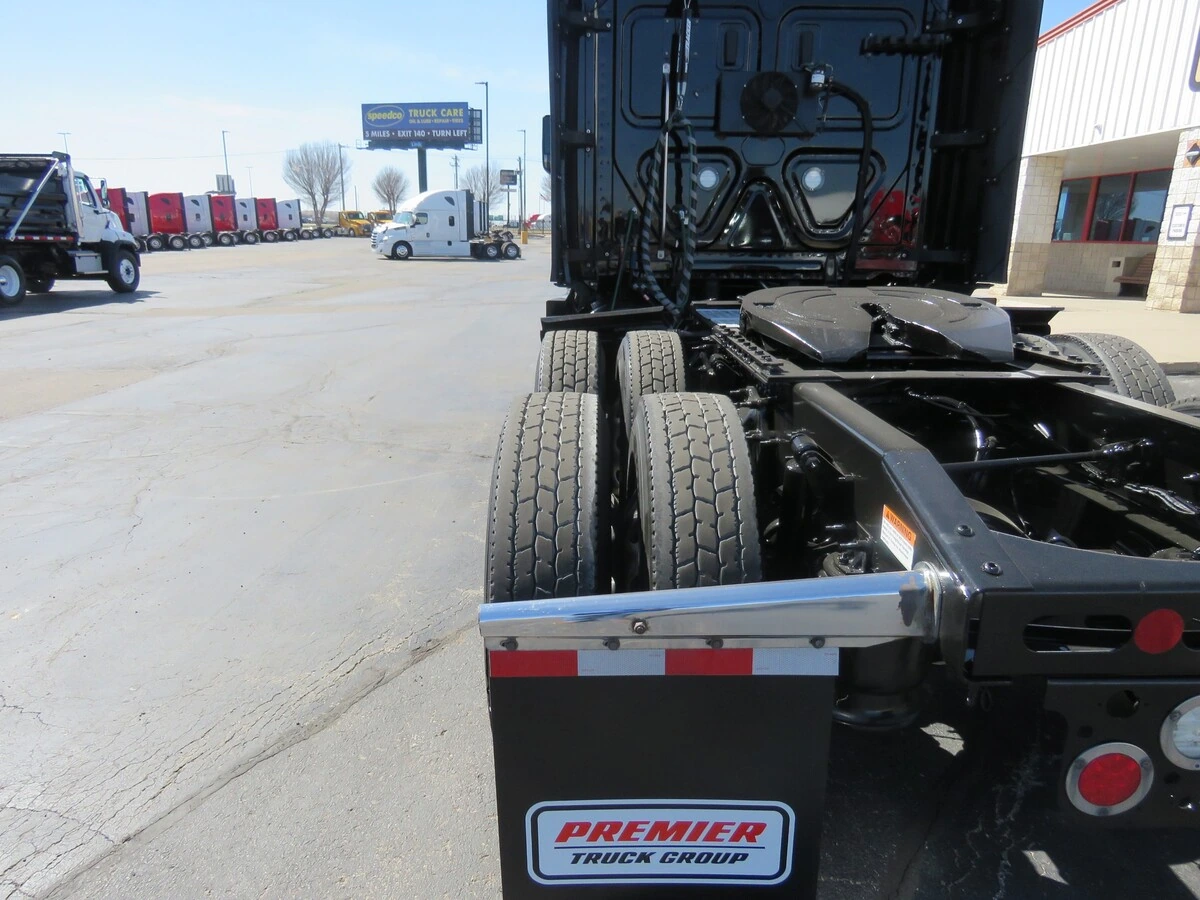 2022 Freightliner Cascadia - image 4