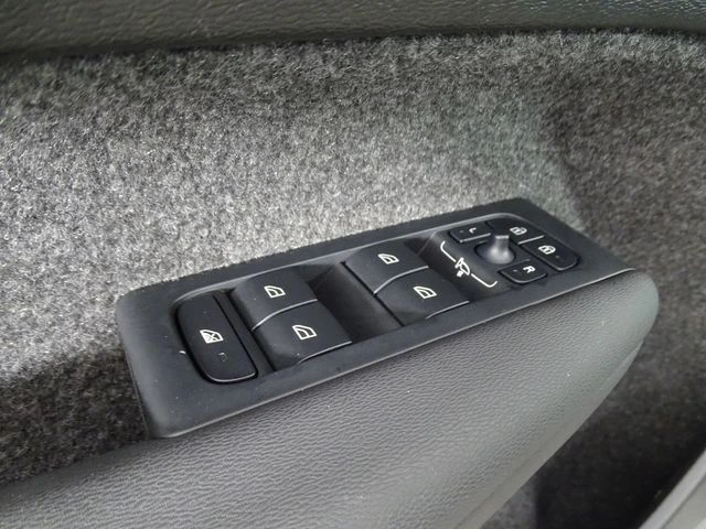 2025 Volvo - image 17