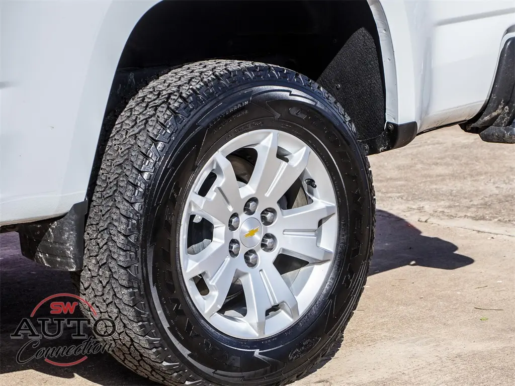 2022 Chevrolet Colorado LT photo 2