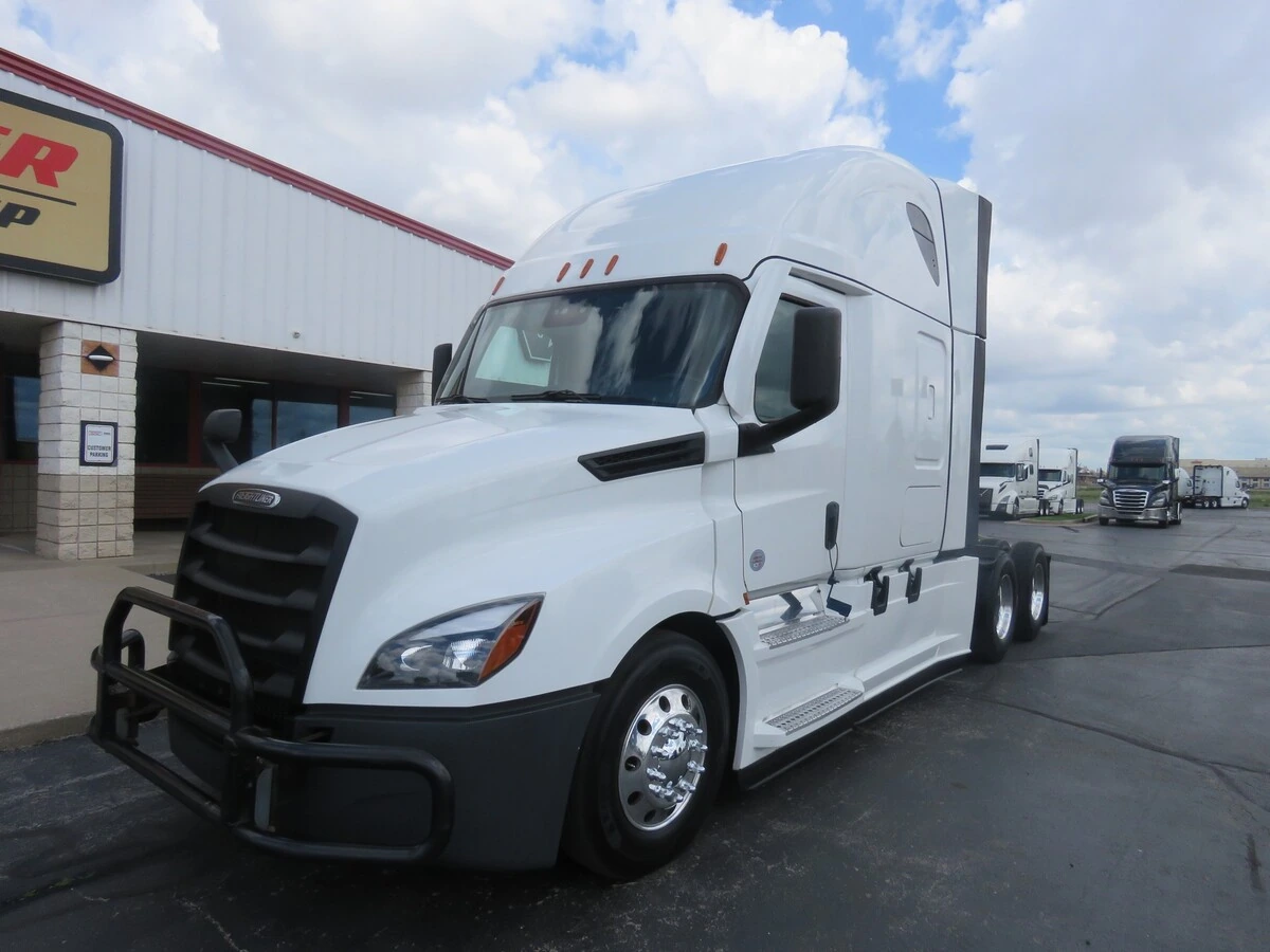 2022 Freightliner Cascadia - image 1