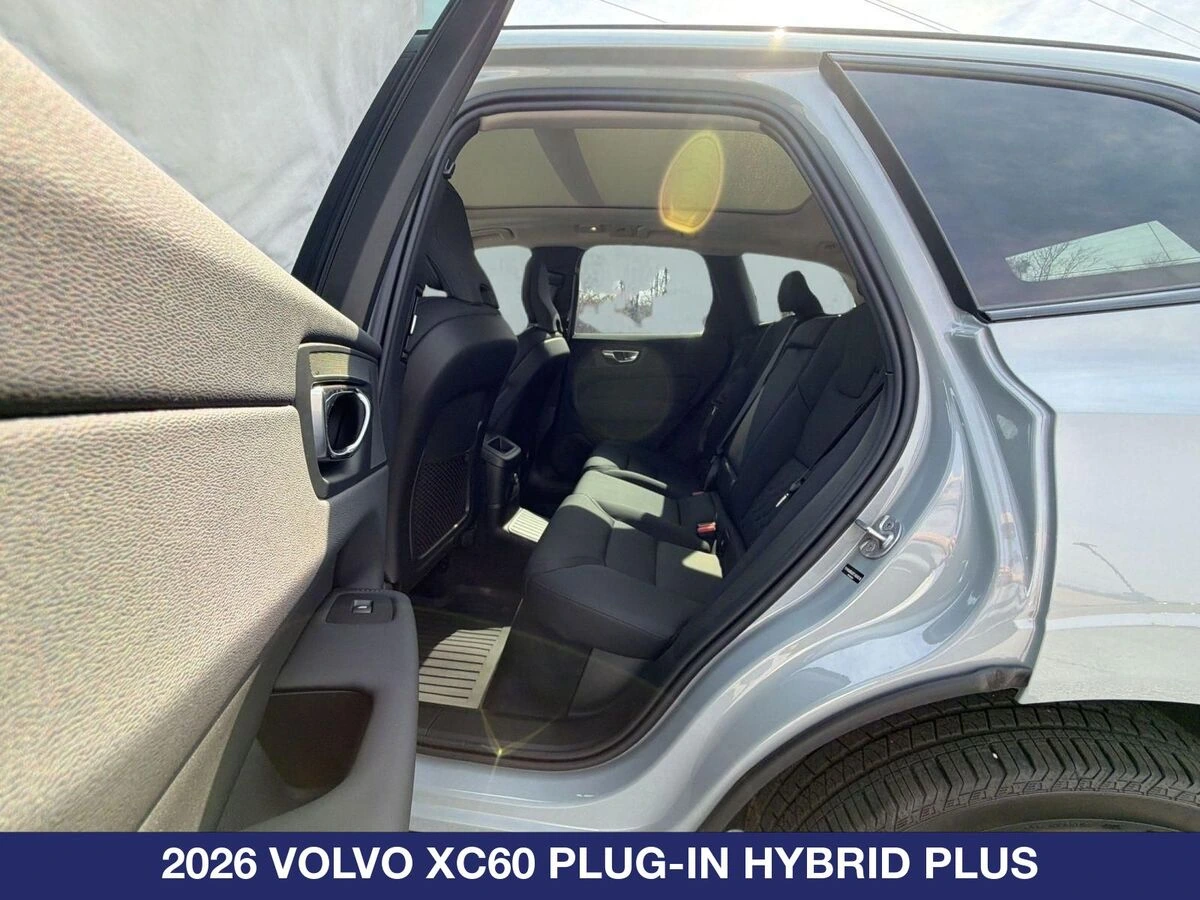 2026 Volvo - image 25