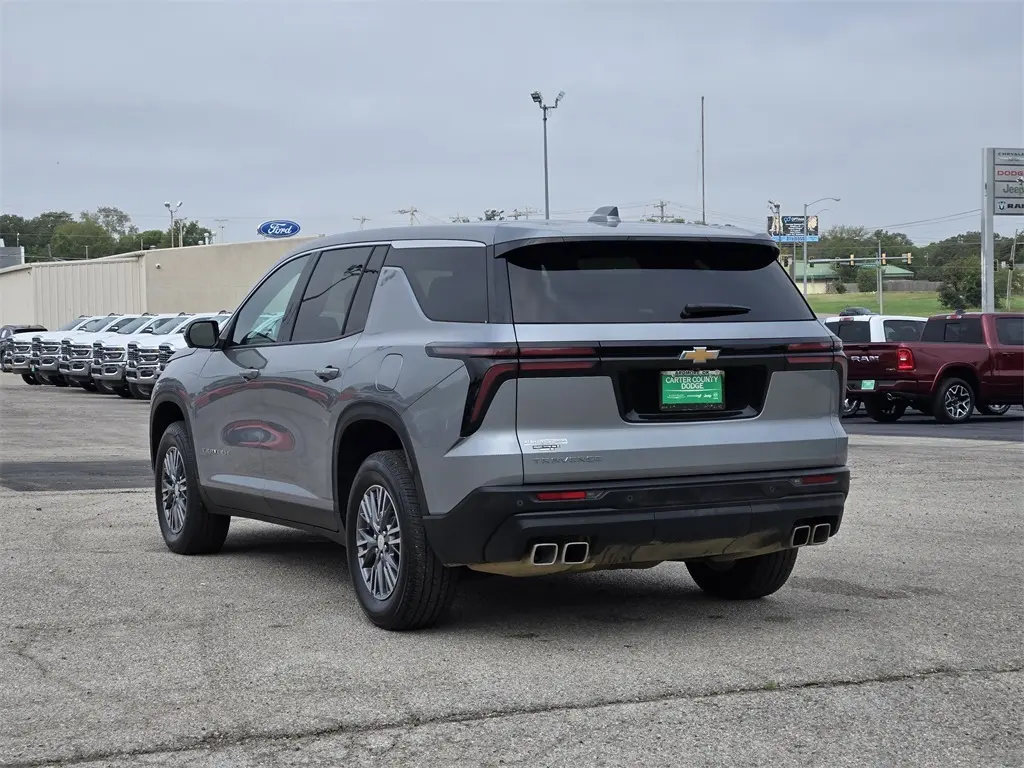 2024 Chevrolet Traverse LS photo 4