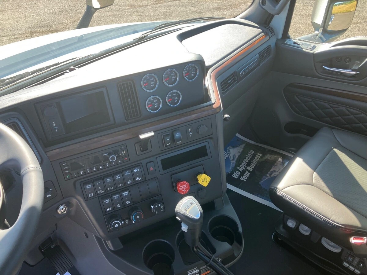 2025 International LT — photo 7