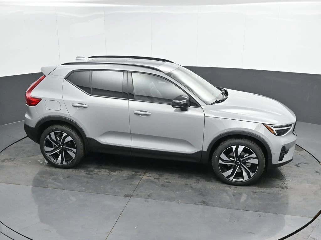 2025 Volvo - image 35