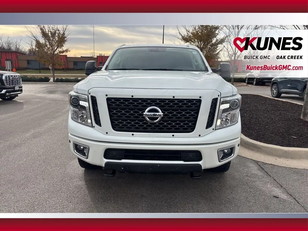 2018 Nissan Titan PRO-4X photo 2