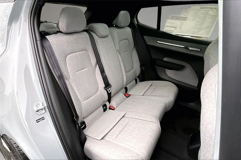 2026 Volvo - image 9