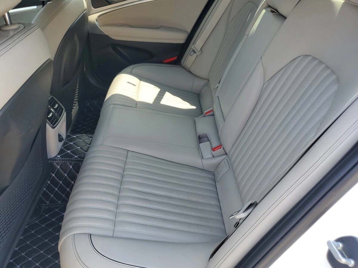 2022 GENESIS G70 Standard - Photo 13