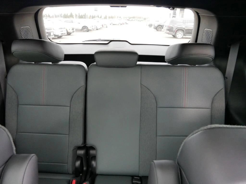 2026 GMC Acadia AT4 - Photo 9