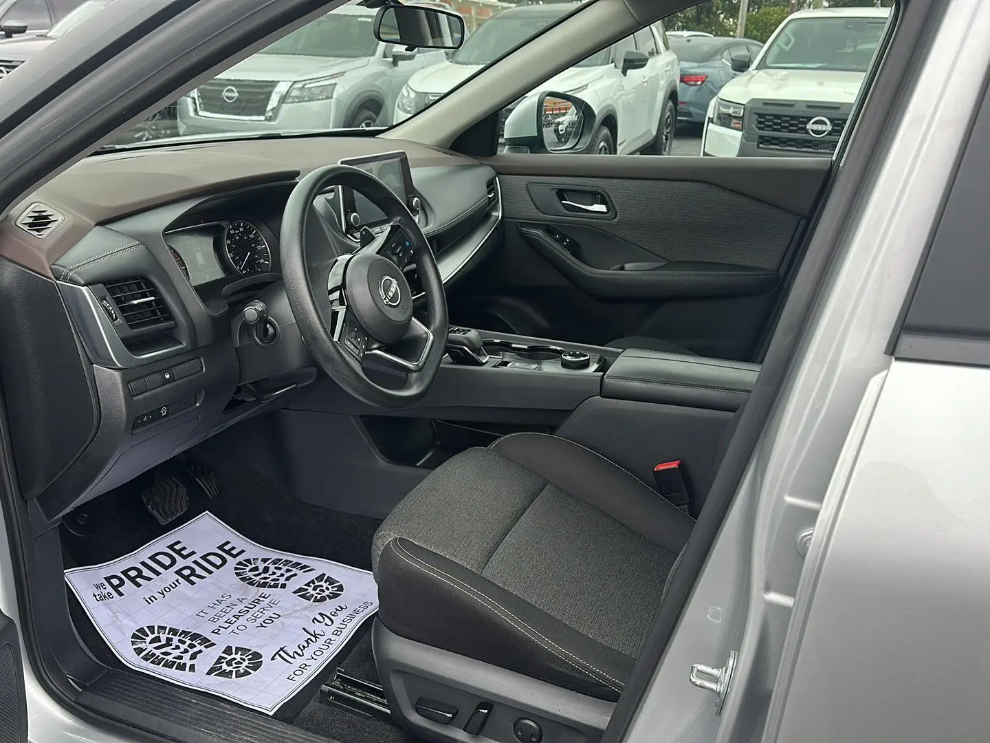 2023 Nissan Rogue SV photo 3