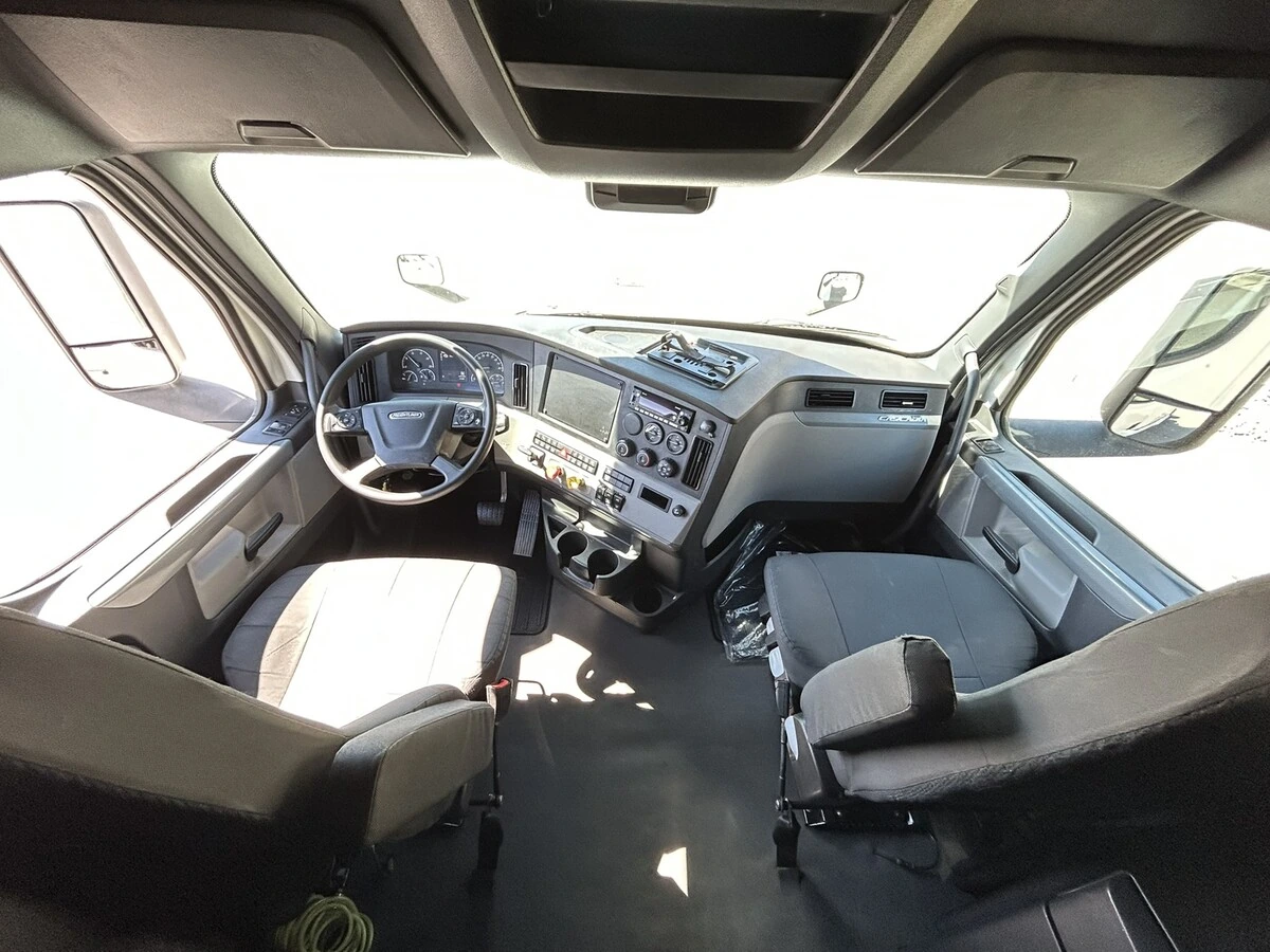 2022 Freightliner Cascadia - image 20