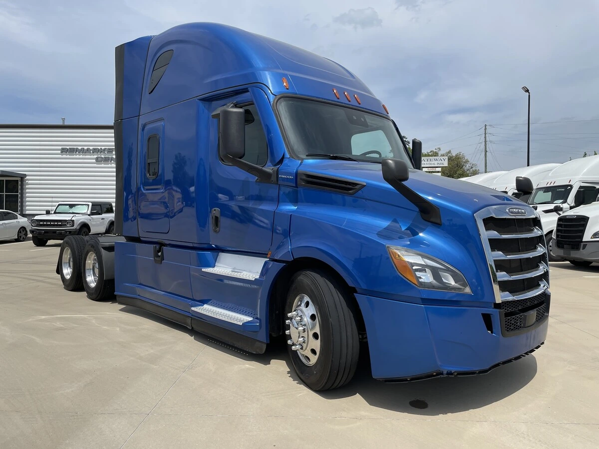 2021 Freightliner Cascadia - image 3