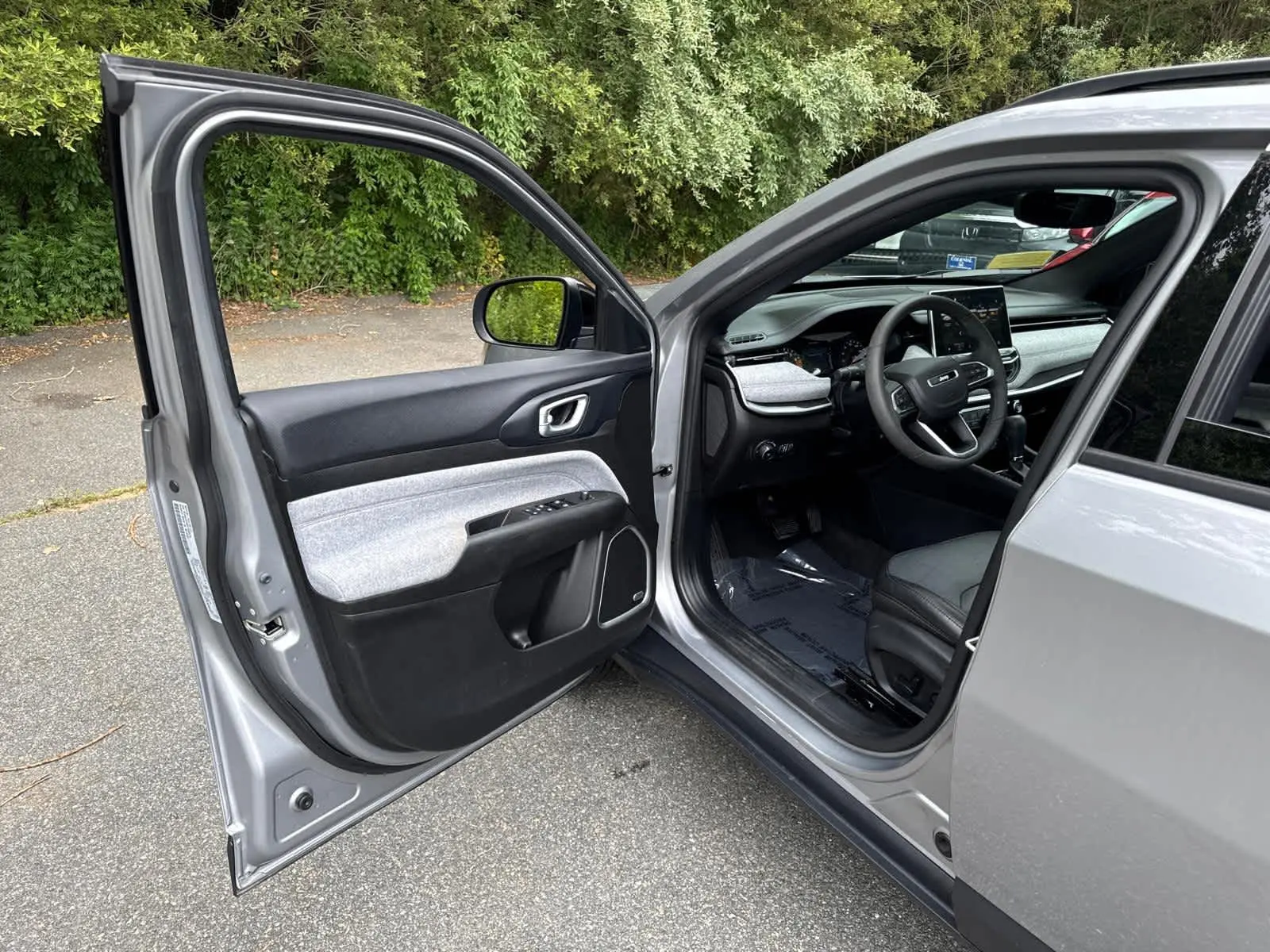 2023 Jeep Compass Latitude Lux photo 10