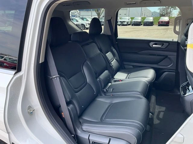2026 Nissan Armada SV - Photo 16