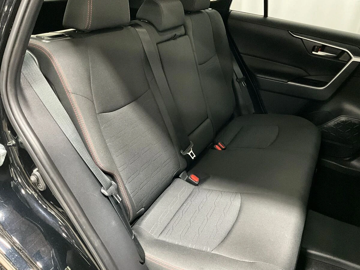 2025 Toyota RAV4 SE - Photo 25
