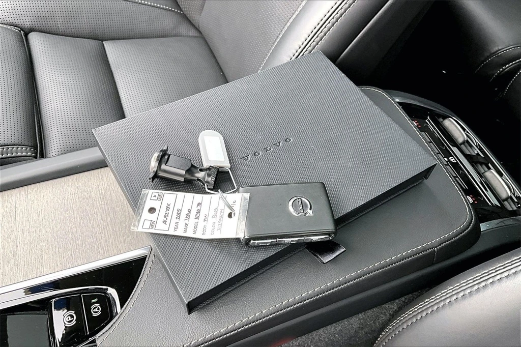 2025 Volvo - image 36