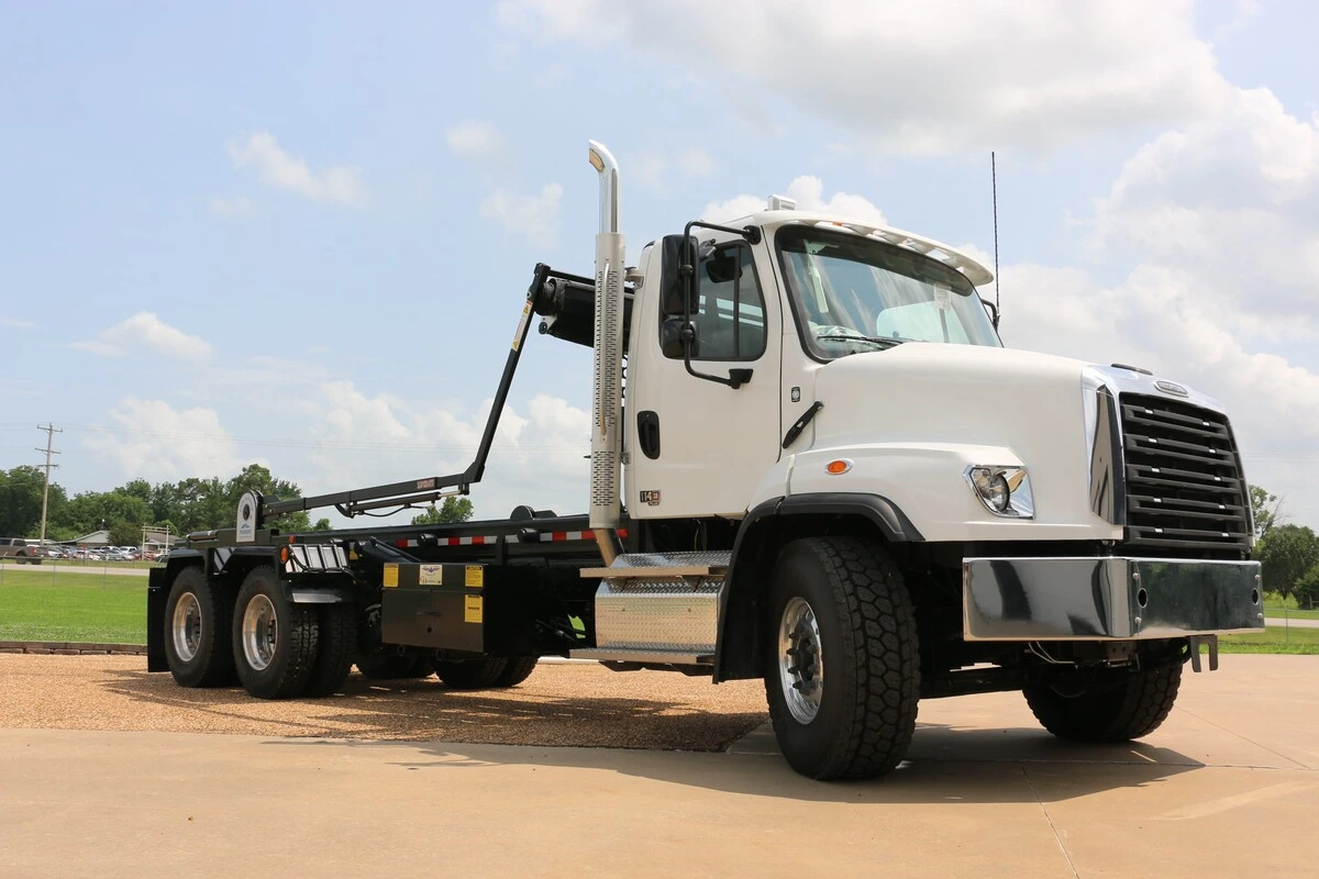 2027 Freightliner 114SD — photo 3