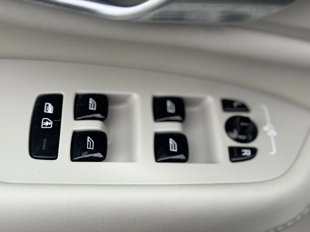 2024 Volvo - image 23